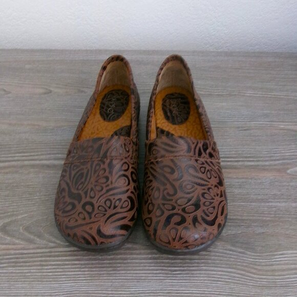 Near New b.o.c. Tooled Embossed Brown Leather Clogs Shoes 6.5 - Picture 1 of 15
